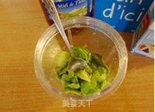 养颜圣品—酪梨蜂蜜奶昔的做法步骤:2