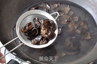 凉拌黑木耳的做法步骤:3