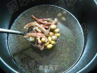 黄豆花生煲鸽爪的做法步骤:6