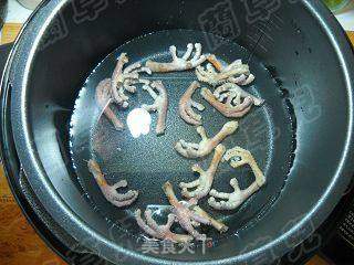 黄豆花生煲鸽爪的做法步骤:3
