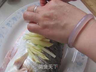 蒜蓉鲈鱼的做法步骤:4