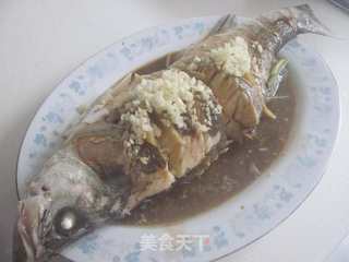 蒜蓉鲈鱼的做法步骤:11