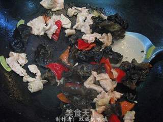 酸辣木耳炒肉片的做法步骤：7