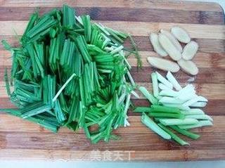 韭菜烧猪血的做法步骤：2