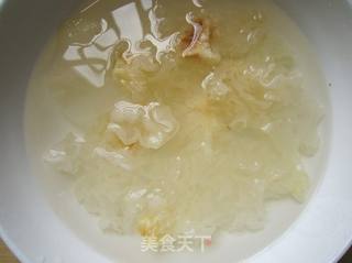 银耳百合莲子羹的做法步骤:2
