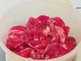 菠萝炒牛肉的做法步骤：2