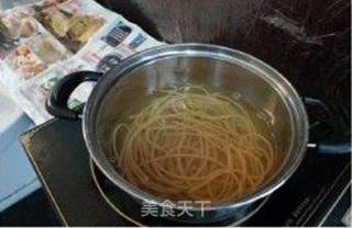 经典意大利餐—培根蛋汁意面 Spaghetti à la carbonara的做法步骤:2