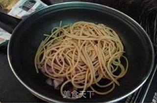 经典意大利餐—培根蛋汁意面 Spaghetti à la carbonara的做法步骤:7