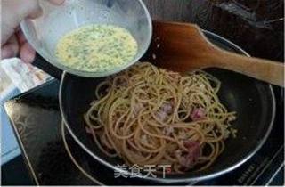 经典意大利餐—培根蛋汁意面 Spaghetti à la carbonara的做法步骤:8
