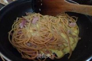 经典意大利餐—培根蛋汁意面 Spaghetti à la carbonara的做法步骤:9