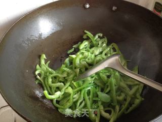 二伏天吃面——青椒肉丝面的做法步骤:2