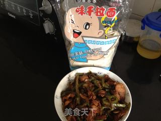 二伏天吃面——青椒肉丝面的做法步骤:7