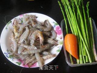芦笋油爆虾的做法步骤：1