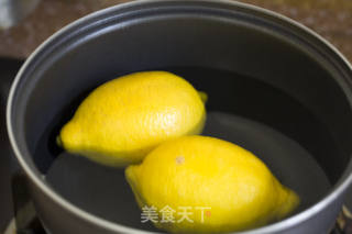 红酒柠檬基围虾的做法步骤:2