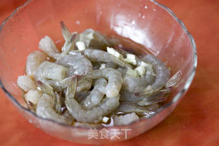 红酒柠檬基围虾的做法步骤:7