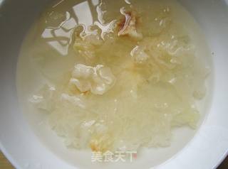银耳百合莲子汁的做法步骤:2
