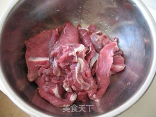 电饭锅做出美味简单的沙茶牛肉焖面的做法步骤：2