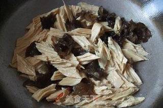 木耳炒腐竹的做法步骤:7