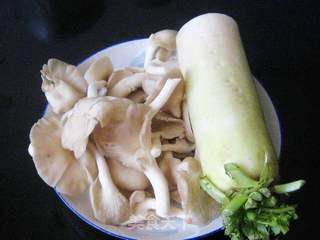秀珍菇萝卜炖排骨的做法步骤:2