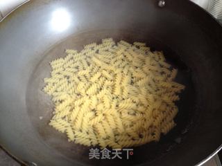 “大海边”黑蒜试用报告——番茄黑蒜焗意面的做法步骤:3
