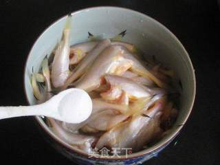 椒盐梅同鱼的做法步骤:3