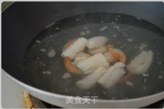 菠萝海鲜焗饭的做法步骤:2