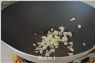 菠萝海鲜焗饭的做法步骤:3