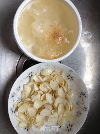 银耳百合汤的做法步骤:2