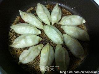 鍋貼的做法步骤:8