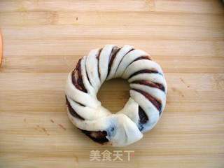 【豆沙花环面包】烤出甜蜜香气!的做法步骤:6