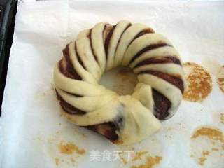 【豆沙花环面包】烤出甜蜜香气!的做法步骤:7