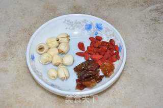 银耳莲子桂圆羹的做法步骤:2