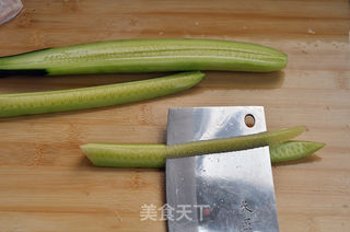 黄瓜汆里脊肉片的做法步骤:3