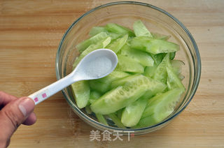 黄瓜汆里脊肉片的做法步骤:4