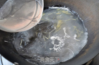 黄瓜汆里脊肉片的做法步骤:7
