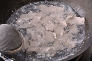黄瓜汆里脊肉片的做法步骤:8