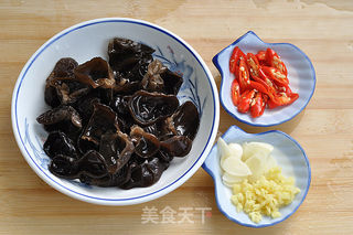辣炒木耳黄瓜的做法步骤:2
