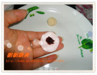 草莓冰淇淋粉味————红豆沙空心芝麻球的做法步骤:3