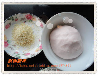 草莓冰淇淋粉味————红豆沙空心芝麻球的做法步骤:2