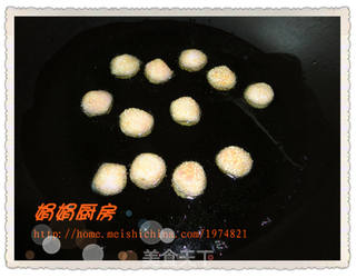 草莓冰淇淋粉味————红豆沙空心芝麻球的做法步骤:5
