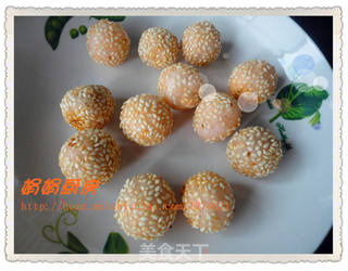 草莓冰淇淋粉味————红豆沙空心芝麻球的做法步骤:6
