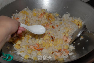 菠萝炒饭的做法步骤:11