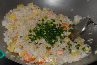 菠萝炒饭的做法步骤:13