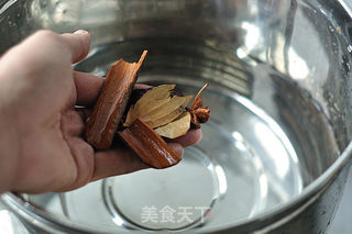 五香卤花生的做法步骤:2