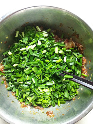 韭菜鲜虾肉煎包的做法步骤:4