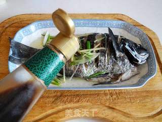 油淋黑头鱼的做法步骤:9