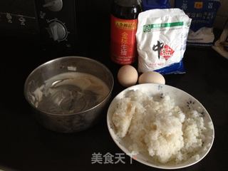 剩饭哪里逃？香得掉眉毛——培根蛋炒饭的做法步骤：1