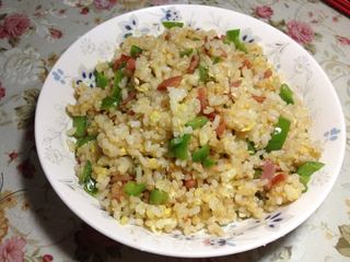 剩饭哪里逃?香得掉眉毛——培根蛋炒饭的做法步骤:5
