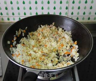 黑蒜试品报告二---黑蒜咖喱炒饭的做法步骤:5