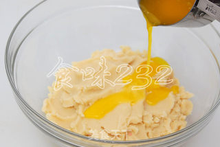 五色桃山红豆馅月饼的做法步骤:8